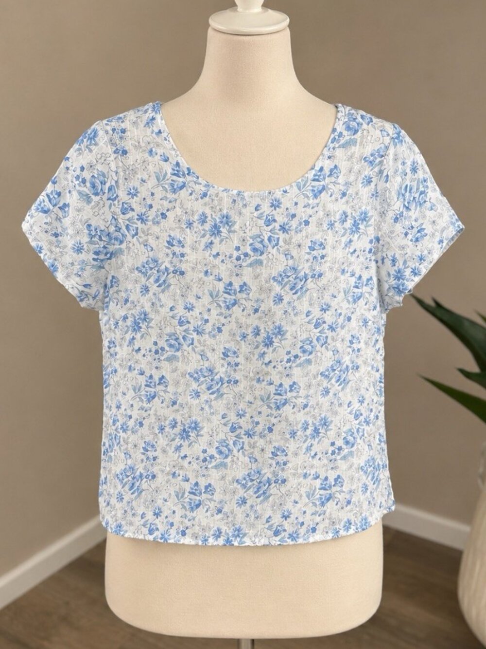 L.L.Bean Women’s L Reg Blue White Floral 100% Linen Short Sleeve Blouse